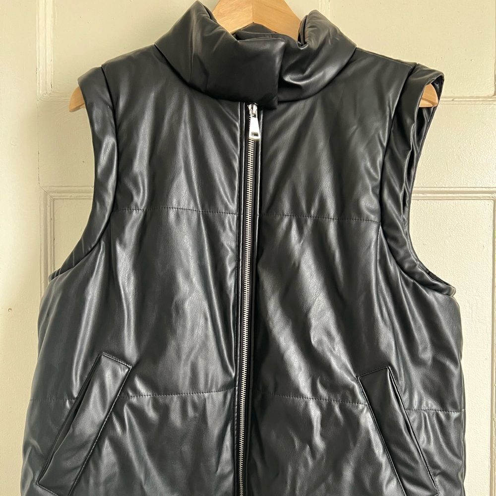 Vigoss black vegan leather puffer vest, size large.
